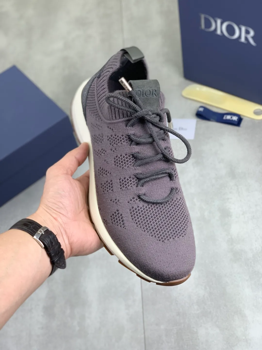 Men's men's shoes P400 new Dior Tech sneakers 2026 early spring series new products, with fashionable details, highlighting retro aesthetics. The fly-knit upper is spliced ​​with the sides of apricot transparent mesh fabric, and the leading edge of the upper window is laminated with high-frequency flat ironing and counter-pressure. The original craftsmanship is beautiful, comfortable and does not fall off. The interior is made of tonal sheep lining, which is soft and comfortable. The heel and tongue are embellished with the Paris logo. The textured TPU soles with the same tonal logo add to the high-end style.  Code number: 38-45 (46 customized)